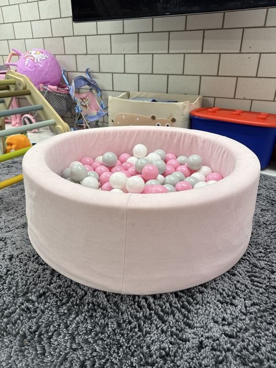 Pink Ball Pit with Balls, Velvet (Gebraucht) in Pratteln für CHF 35 ...
