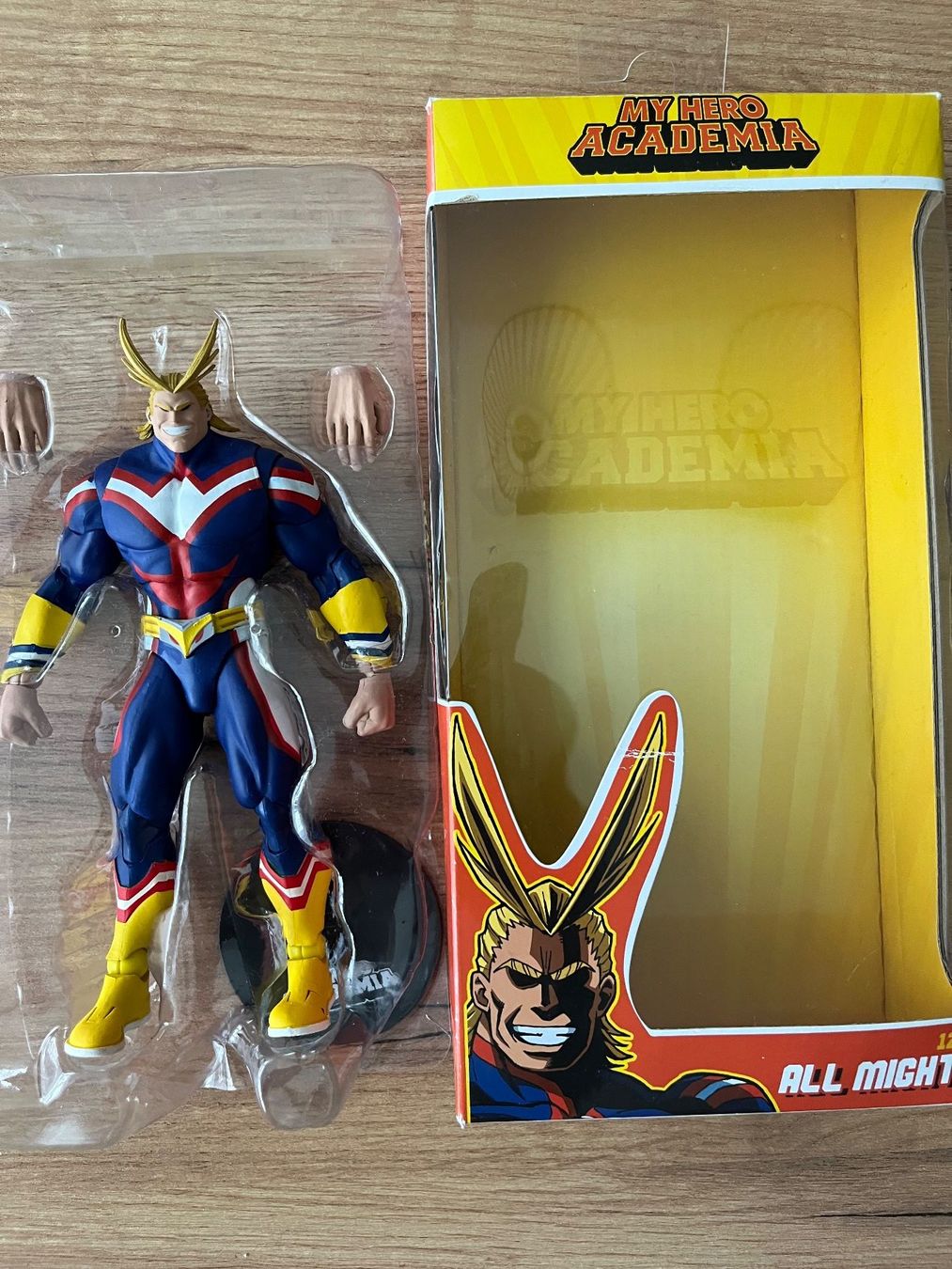Statuette: My Hero Academia All Might – Usato da St. Gallen venduto da Nickat