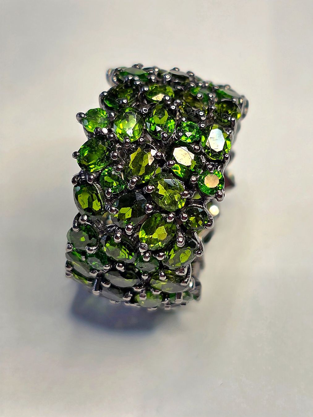 Bagues: Eternity Ring mit sattgrünen Edelsteinen – Neuf (Voir description) à Zürich par adriben 5