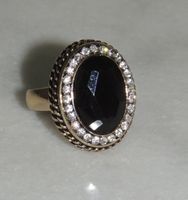 SCHÖNER RING "ZIRKONE & ONYX" VERGOLDET 54
