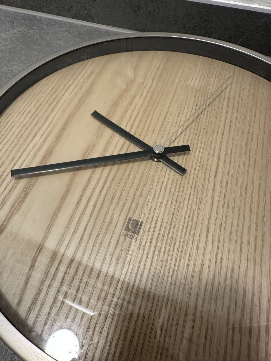 Orologi da terra & Orologi da parete: Stylish Umbra Wall Clock - Like New! Perfect Timing – Usato da Herrliberg venduto da mykee5