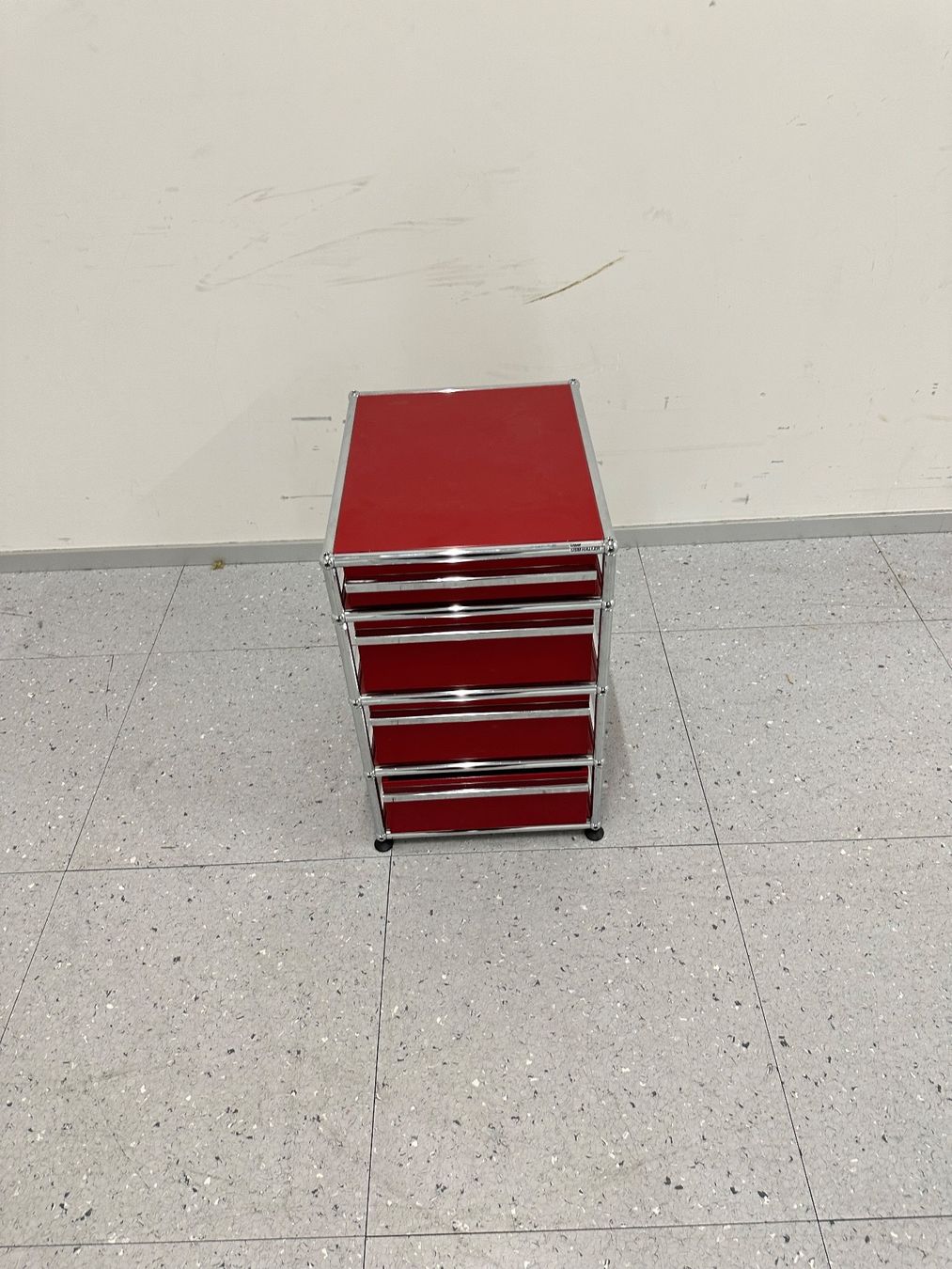 USM Banconi: USM Haller Korpus Rubinrot – Usato da Grenchen venduto da Design-Outlet 2