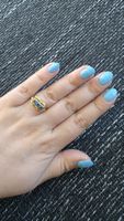 Goldiger Ring mit blauen Steinen