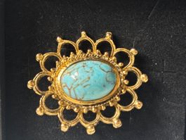 Broche vintage métal design filigrane et fausse turquoise