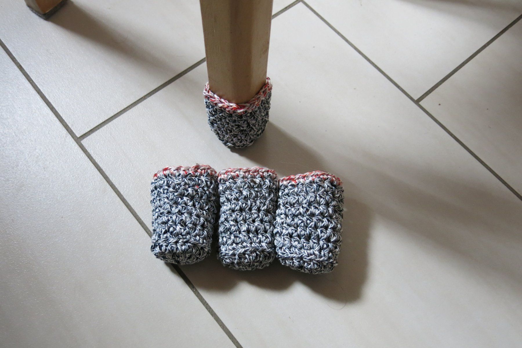 Tutte le decorazioni: Stuhlsocken / 1 Set = 4 Stück / gehäkelt – Nuovo (secondo la descrizione) da Schaffhausen venduto da Espressoo7 1