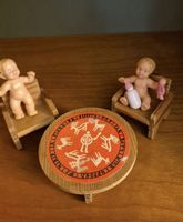Möbel und niedliche Babypuppen für  Puppenhaus/ Puppenstube 