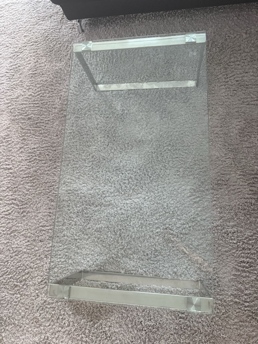 Tische: Moderner Couchtisch aus Glas mit Chromgestell – Gebraucht aus Rüschlikon von Marie.Fischer 1