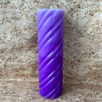 Handgegossene Kerze: Spiralzylinder violett