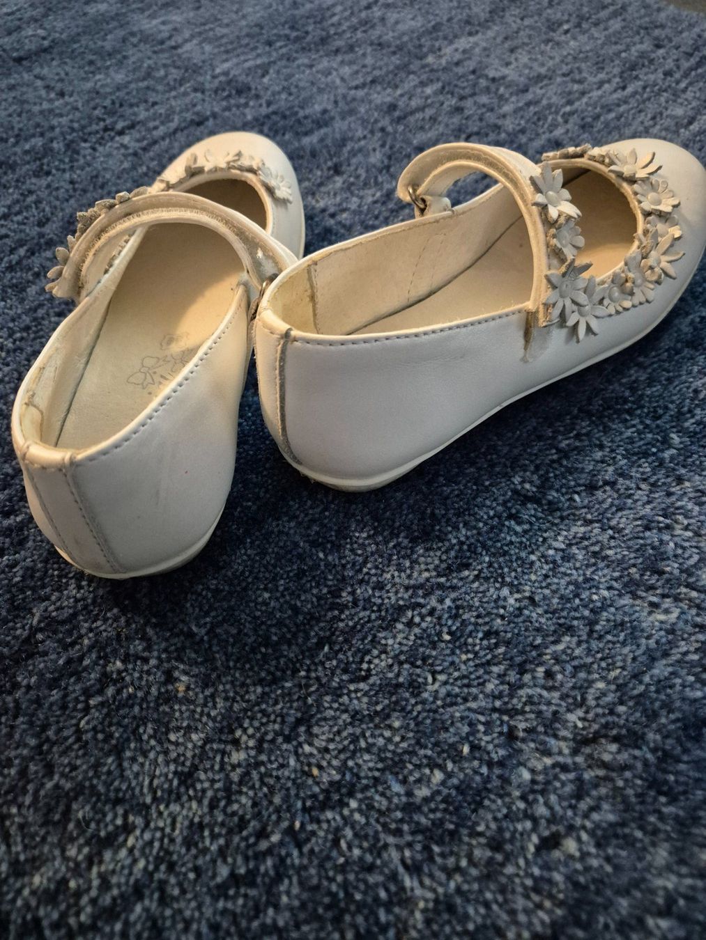 Primigi Scarpe per ragazze: Weisse Schuhe mit Blumen, Grösse 30 – Usato da Altendorf venduto da MiriCaj 2
