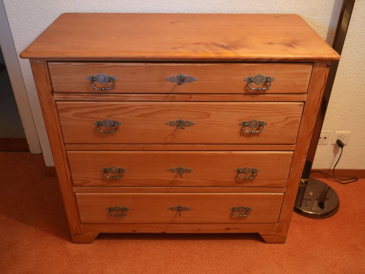 Commodes: Alte Holzkommode mit 4 Schubladen – D'occasion à Neuenhof par mar_ft5b