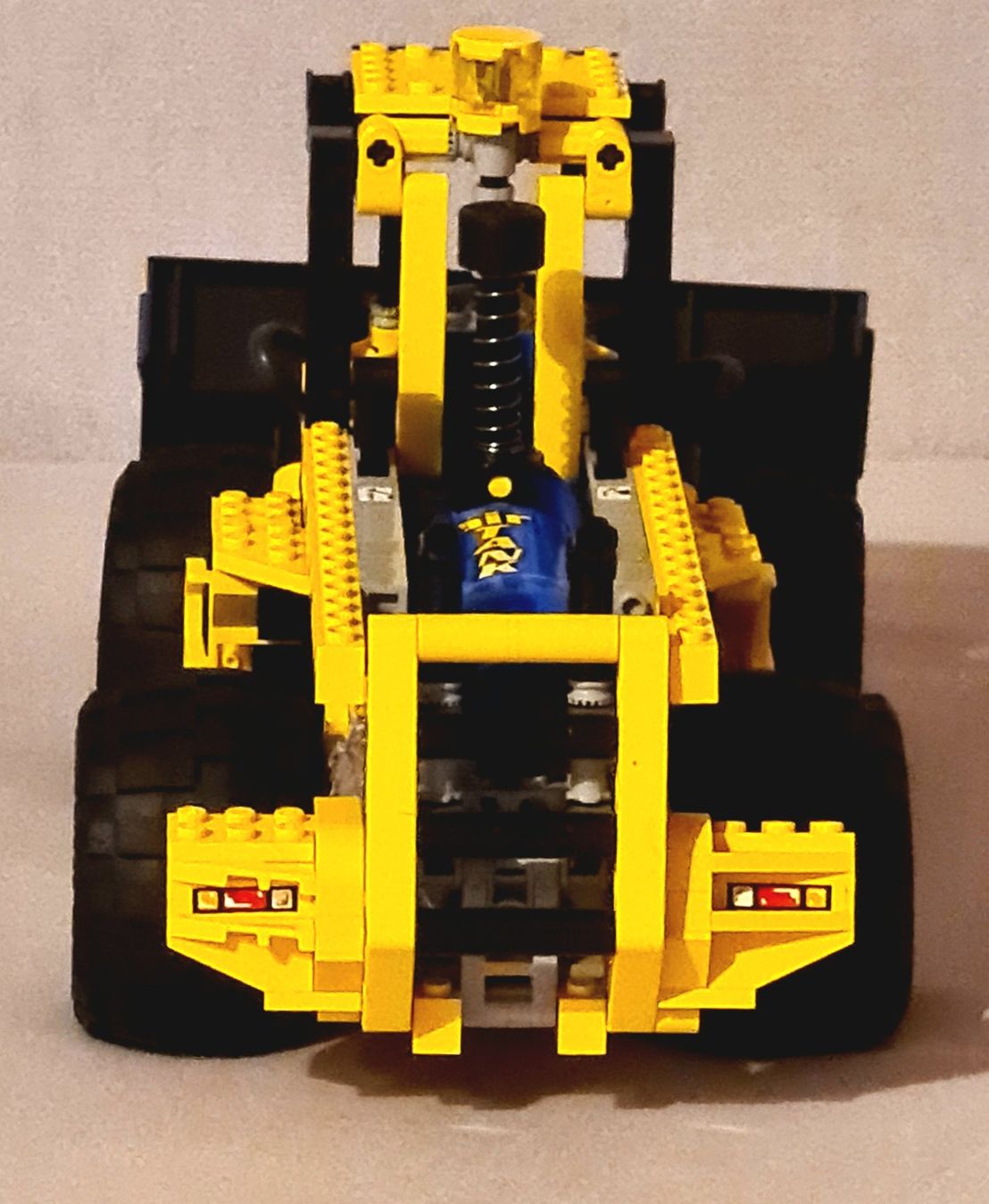 Lego Kit di costruzioni: Lego Technic 8459 front-end Loader complet avec notice – Usato da Les Thioleyres venduto da Sakanicheval 3
