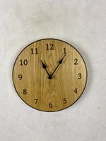 Wanduhr Holz Eiche Zahlen schwarze Zeiger
