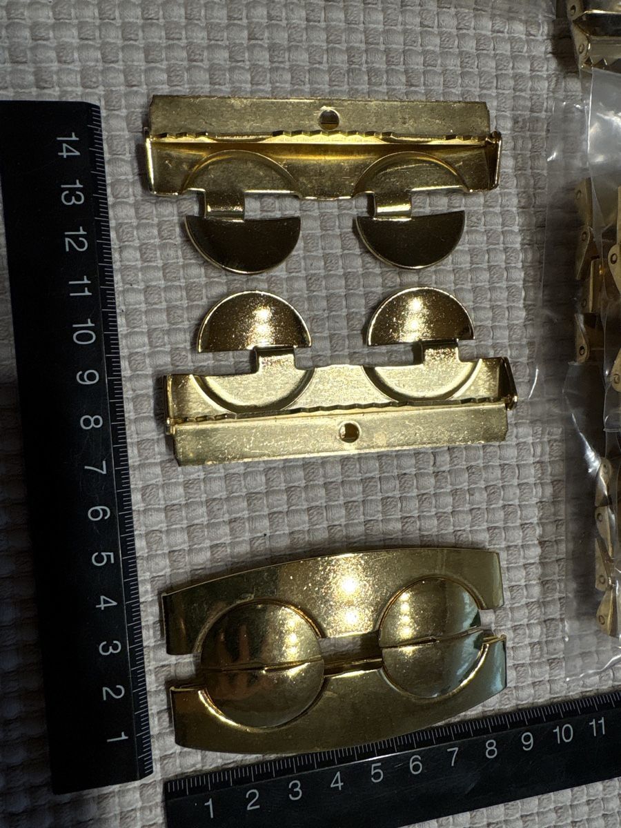 Gürtelschnallen: 30 Gürtelschnallen gold Farbig – Gebraucht aus Rümlang von euqinom16 1
