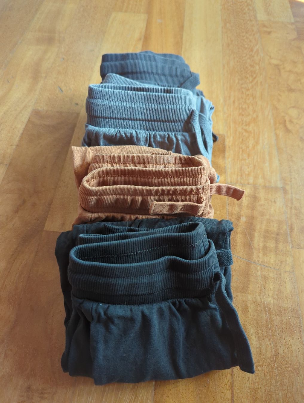 H&M Kleiderpakete & -sets: H&N Hose Gr. 104 – Gebraucht aus Eglisau von raf_hn2x 5