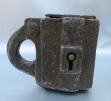 ANTIKES VORHÄNGESCHLOSS