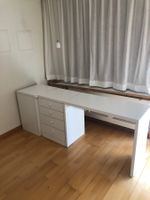 Pult mit Schubladenstock und Bettzeugkiste