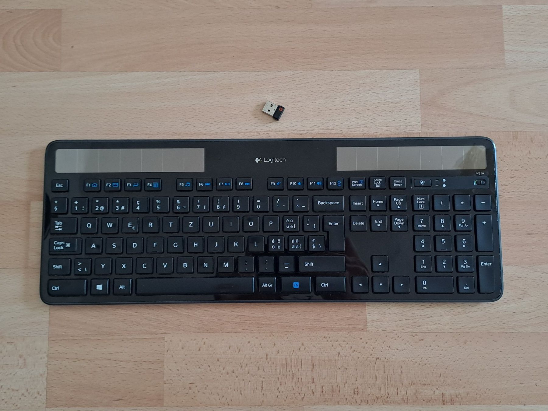 Logitech Tastiere: Logitech K750 Solar Wireless Tastatur mit Unifying-Receiver – Usato da Schaffhausen venduto da lucaalessandro