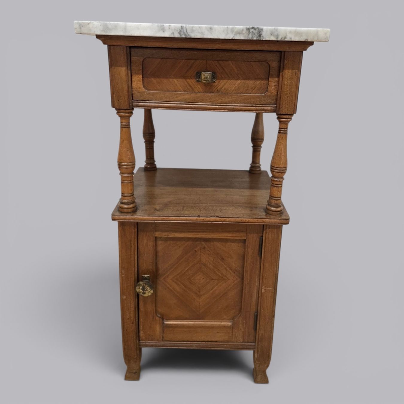 Comodini: Nachttischli, Holz mit Marmorplatte, Vintage – Usato da Rieden AG venduto da RuvensBrocki
