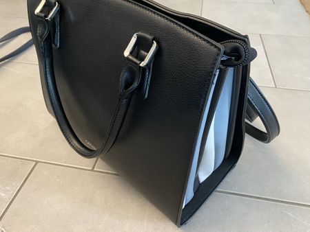 Schwarze CATWALK Handtasche, mit blauen Seiten