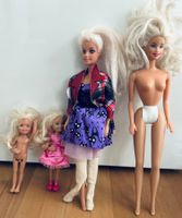 Zwei grosse und zwei kleine Barbies