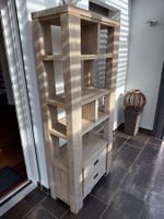 Schmales Regal aus Echtholz