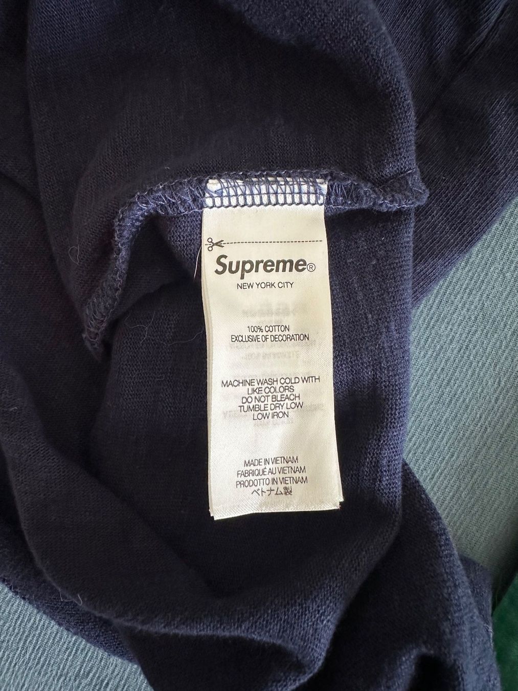 Supreme T-shirt: Supreme S/S Pocket Tee SS24 Navy – Usato da Reinach BL venduto da Tscherrer 3