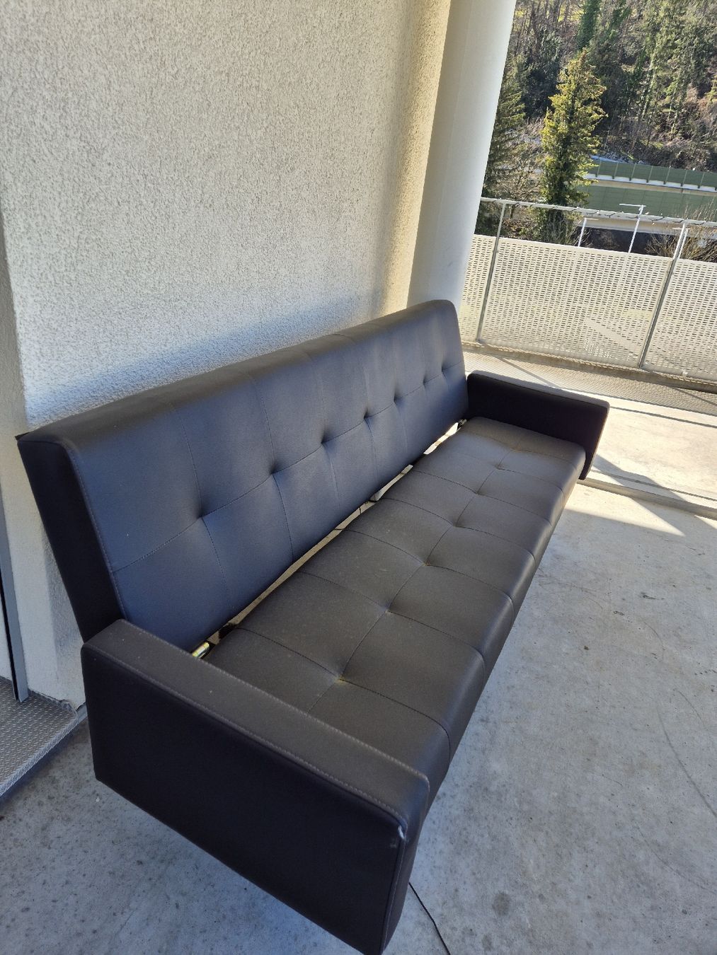 Sofas: Schwarzes Kunstleder Sofa Schlafsofa – Gebraucht aus Seewen SZ von Nu.Nu 1