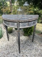 Meuble en bois peint forme demi-cercle 