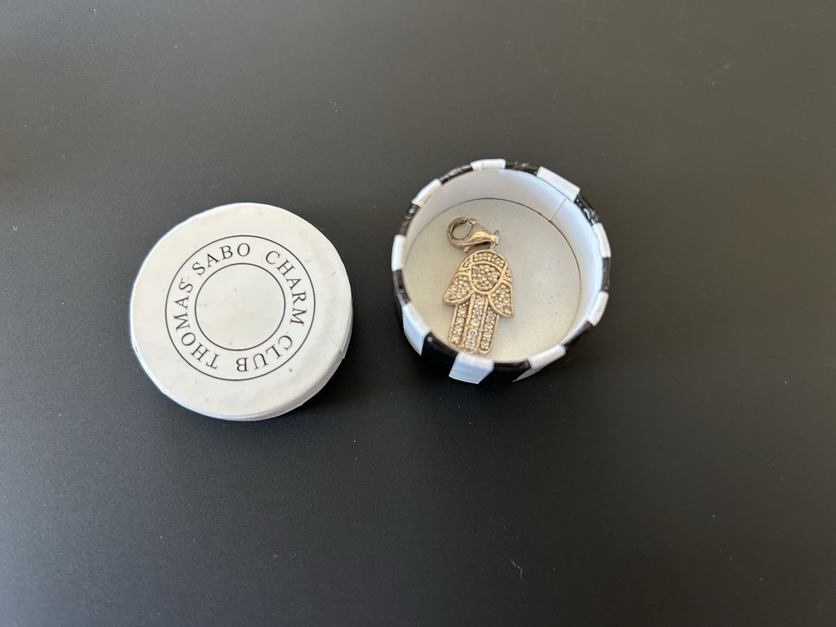 Thomas Sabo Ciondoli: Thomas Sabo Charm Hand Hamsa Silber mit Steinen – Usato da Dietikon venduto da mel_djf9