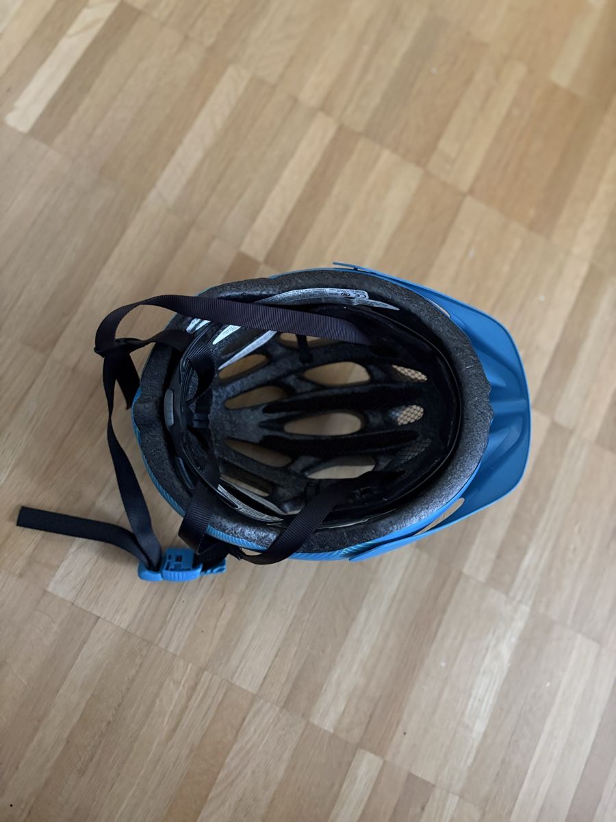 Giro Caschi: Fahrradhelm Giro blau gut erhalten – Usato da Kloten venduto da fjehle72 1