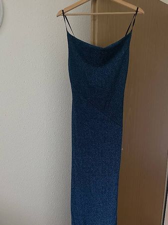 Glitzerndes blaues Maxikleid