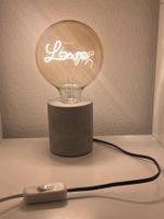 Tischlampe mit „Love“ LED-Glühbirne + Betonsockel