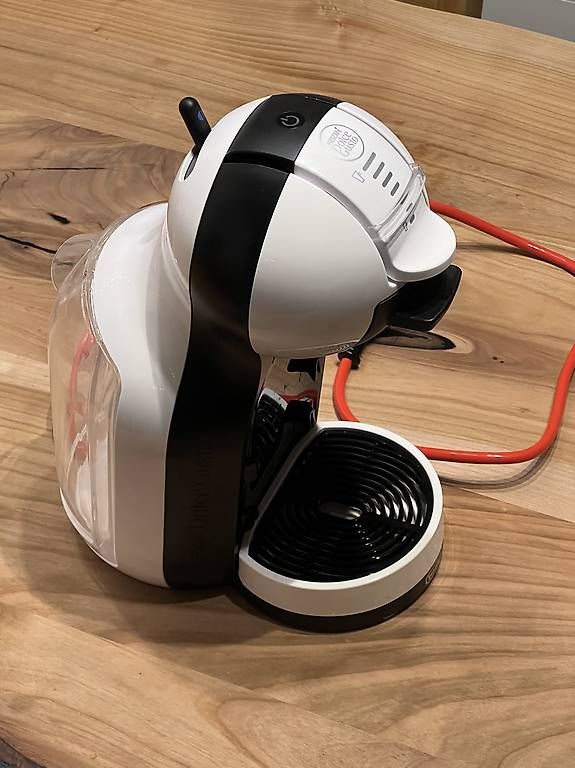 Macchine per caffè & Macchine per espresso: Nescafe Dolce Gusto mit gefülltem Kapselspender – Usato da Saas im Prättigau venduto da MiEnNirody 1
