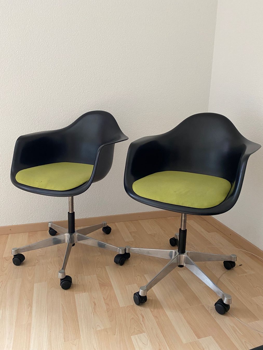 Vitra Sedie: Vitra Eames Plastic Armchair Drehstuhl 2 Stk. – Usato da Laupersdorf venduto da Borer_Liquidationen 1
