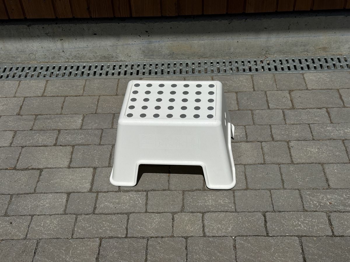 Ikea Tabourets: Trittschemel weiss mit Punkten gebraucht – D'occasion à Villmergen par phi_h8bd