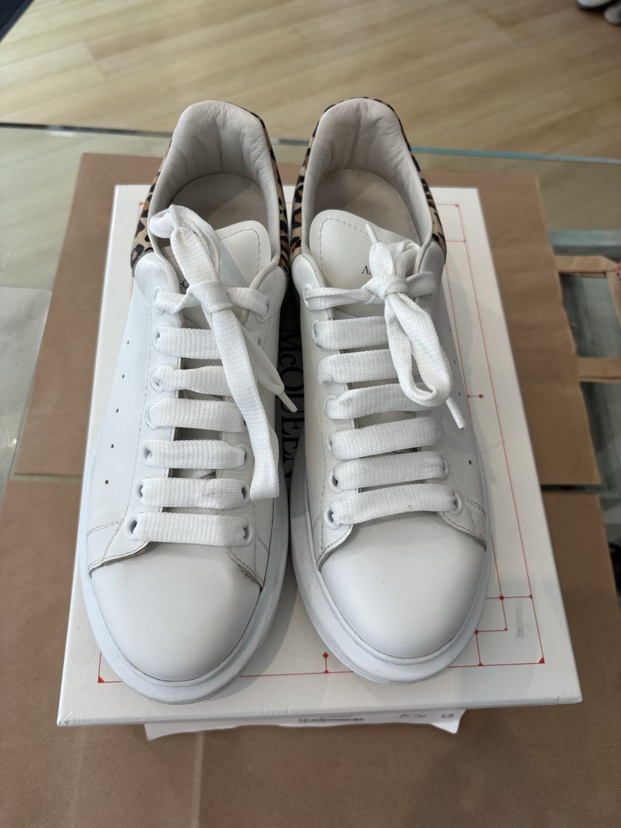 Alexander Mcqueen Damenschuhe: Alexander McQueen Sneaker Weiss Leo Grösse 39.5 – Gebraucht aus Burgdorf von VouSchoen