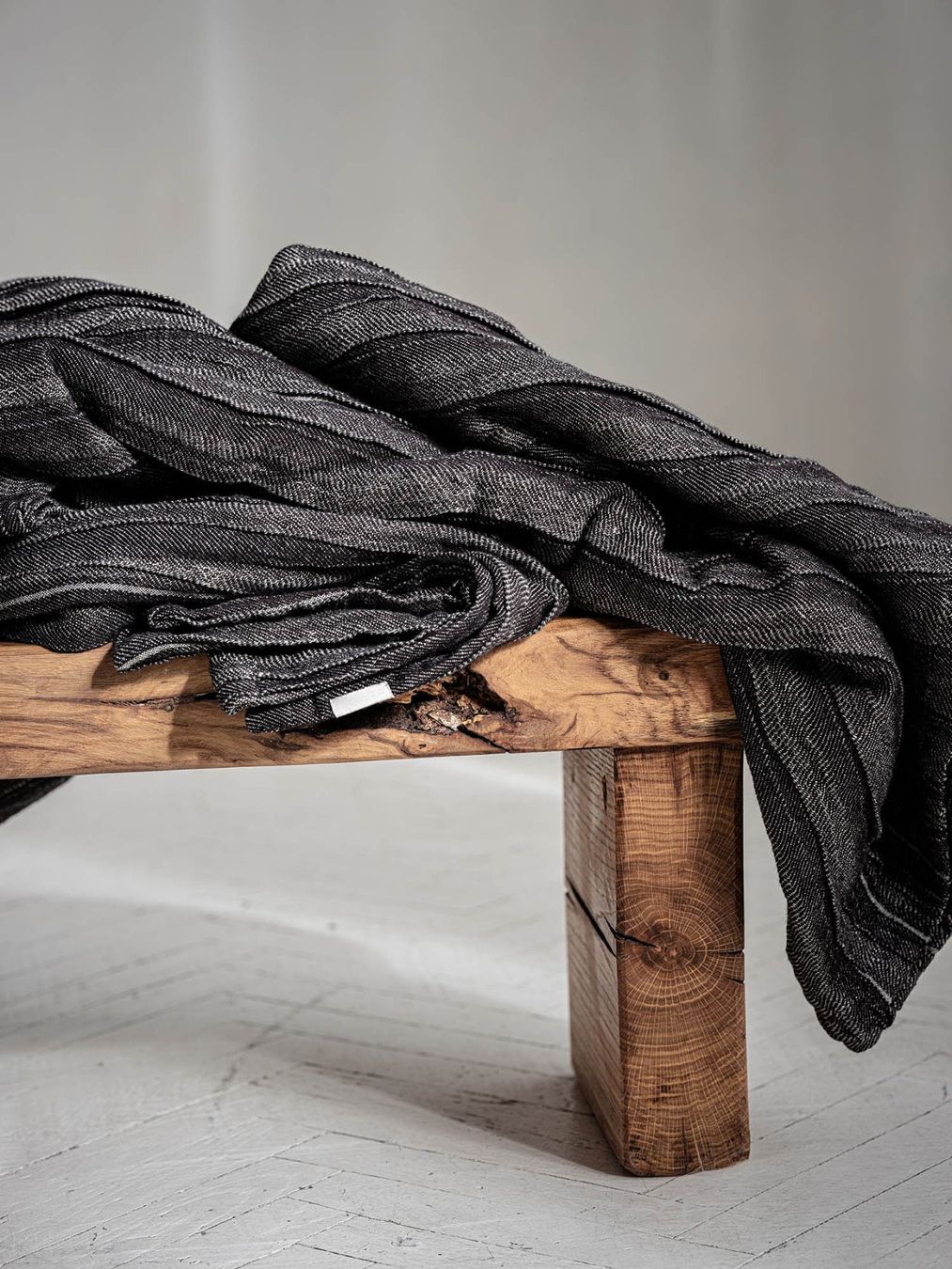 Coperte: Geraffte Tagesdecke aus anthrazitfarbenem Leinen – Nuovo e nell'imballaggio originale da Affoltern am Albis venduto da EdelLinn 1