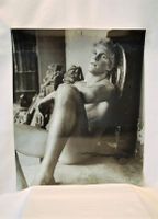 Poster Mann sitzend S/W 10x15cm gut erhalten