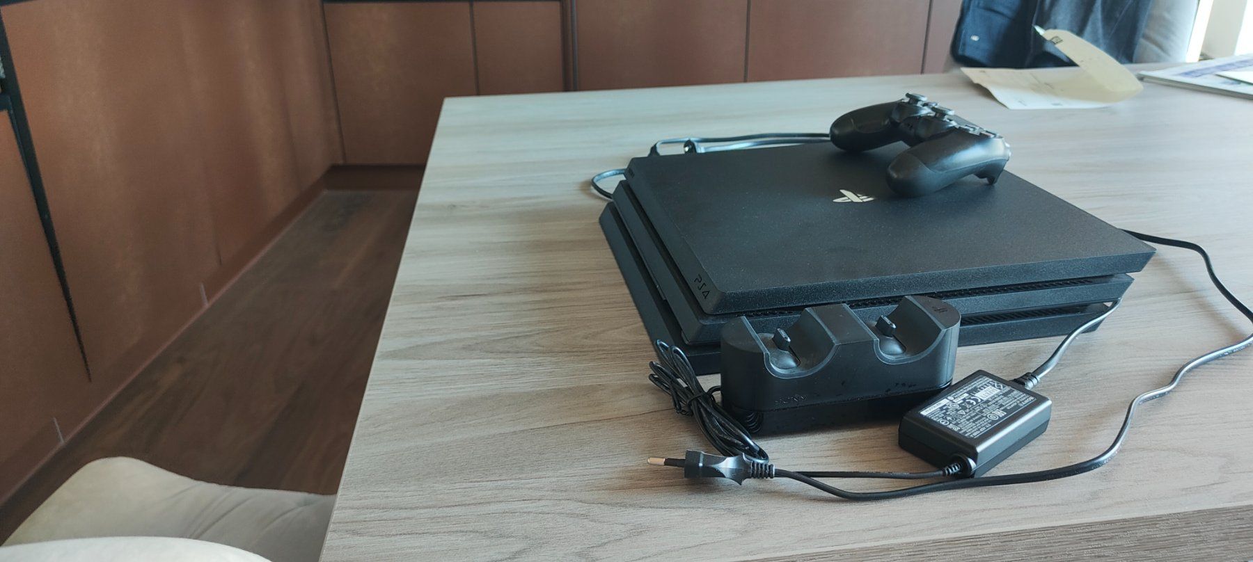 Sony Konsolen: PlayStation 4 Pro - Konsole mit Controller und Ladestation – Gebraucht aus Kloten von Dani285 1