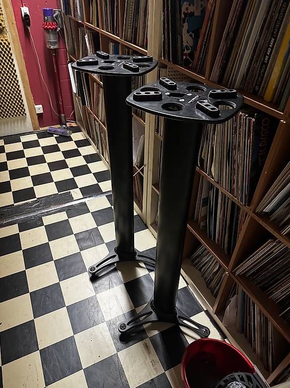 Supporti a parete: Studio Ständer für Boxen – Usato da Zürich venduto da Gordinimix