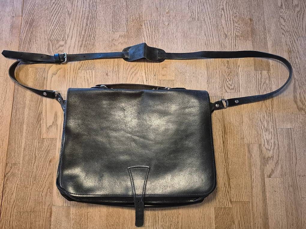 Taschen: Ledertasche, schlank, A4, schwarz, 2 Fächer, Uni – Gebraucht aus Zürich von Korallenfisch
