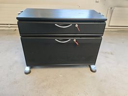 Schwarzes Schubladenmöbel/  mit Schlüsseln