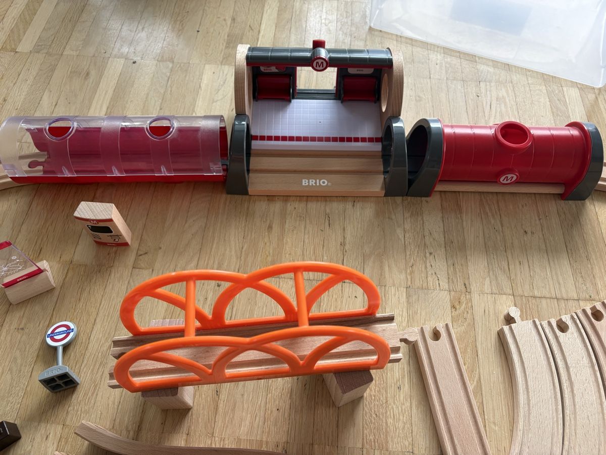 Brio Giocattoli: BRIO Subway Train Set with extra bridge and tracks – Nuovo (secondo la descrizione) da Nyon venduto da Iamher 1