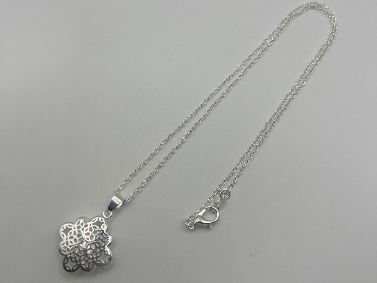 Catenine: Pendentif Fleur Ajourée en Argent 925 – Usato da Praz (Vully) venduto da VVSWISS 1