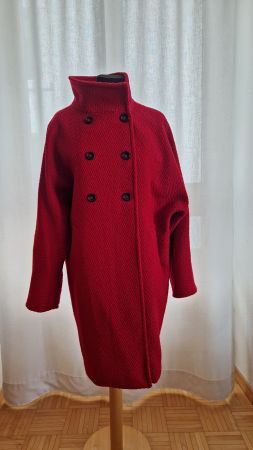 Roter Wintermantel