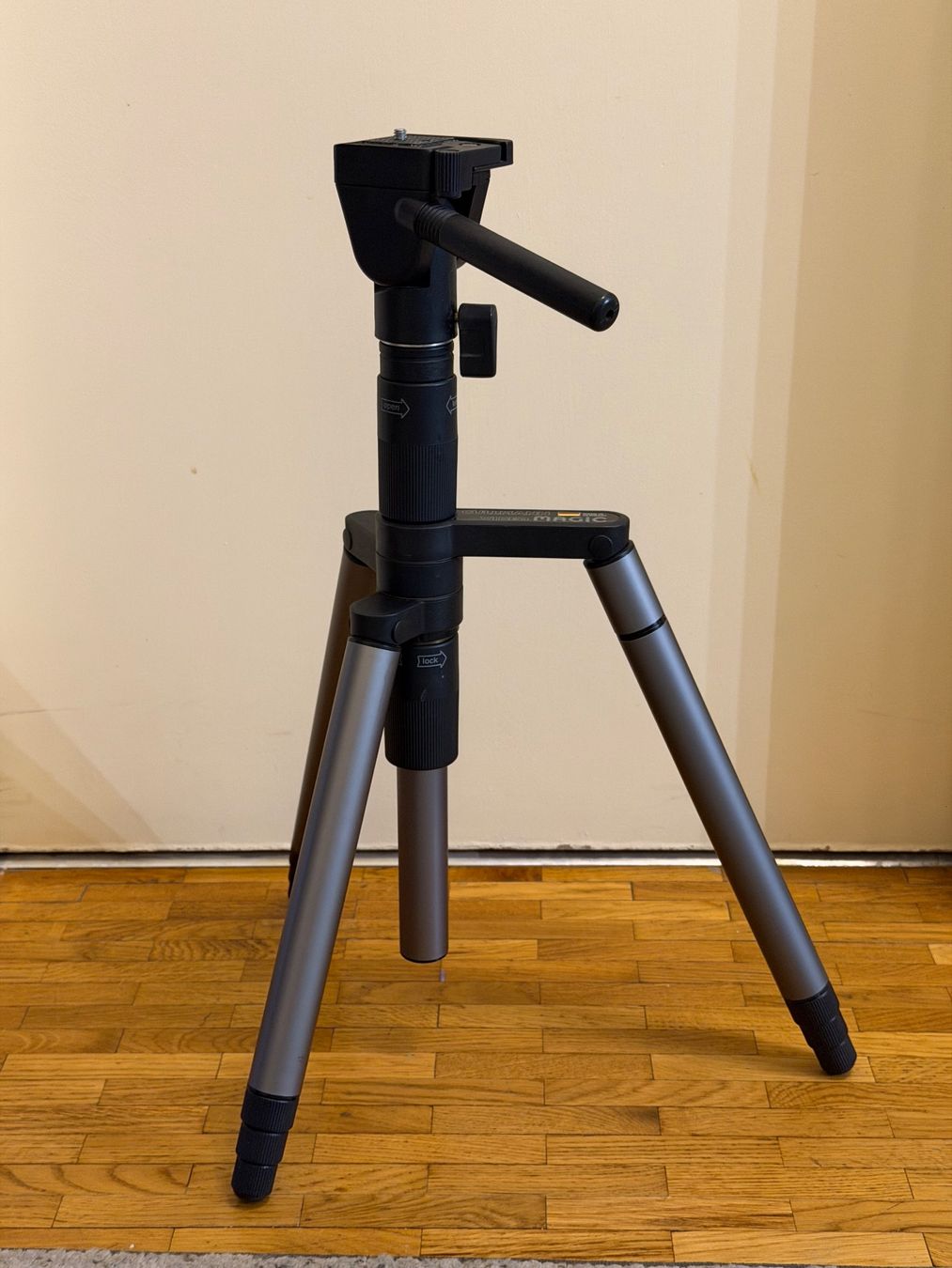 Treppiedi & Teste: Trépied Cullmann Video Magic - defectueux mais utilisable – Difettoso da GENÈVE venduto da triple7ch