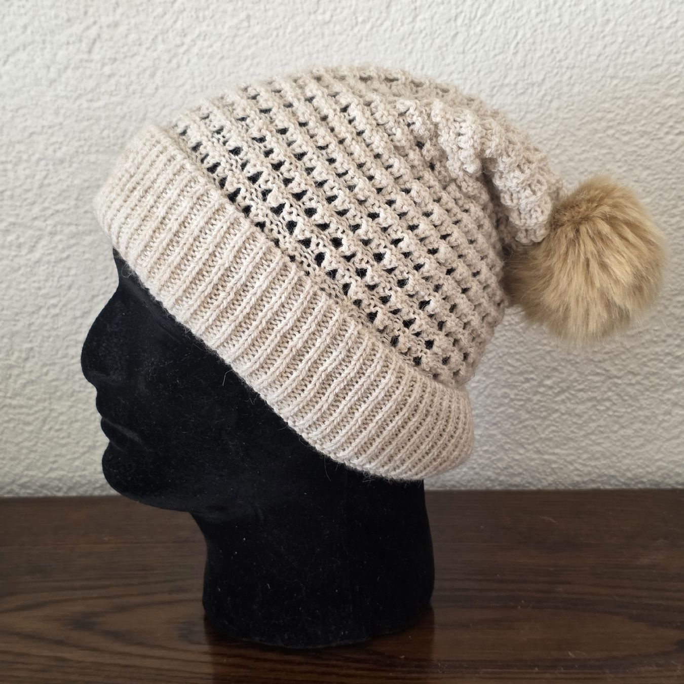 C&A Hüte, Mützen & Caps: Strickmütze mit Bommel beige  – Gebraucht aus Rheinsulz von Gilea