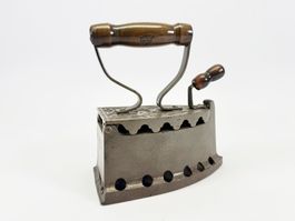 Antikes Kohlebügeleisen aus Gusseisen mit Holzgriff