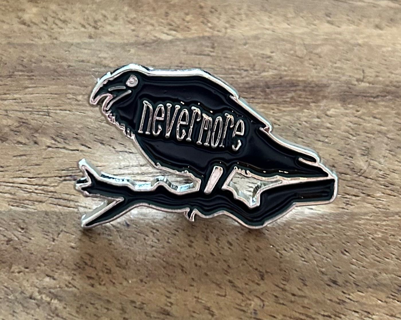 Placchette & Badge: Pin Rabe Nevermore – Nuovo e nell'imballaggio originale da Geneve venduto da vane267