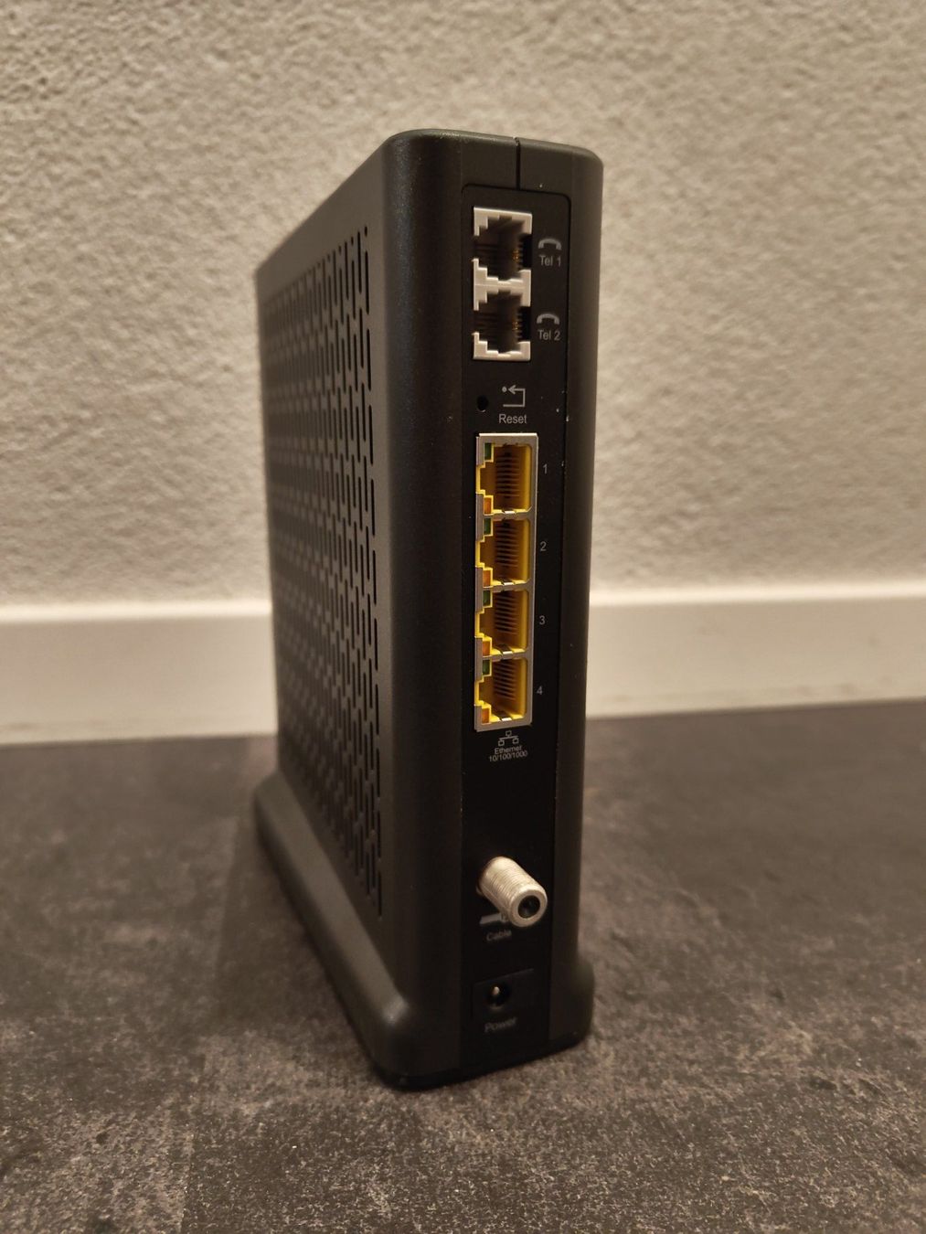 Arris Modems & Router: Modem Arris TM3402B (Kabelmodem) – Gebraucht aus Krattigen von verslaan 1